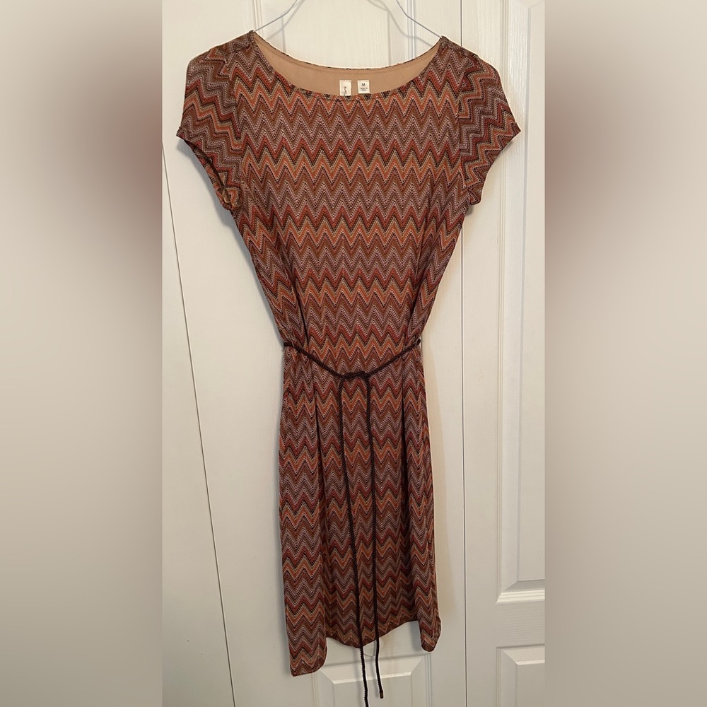 Tacera Multi-colored pattern dress with underneath lining and waist tie.
Size M